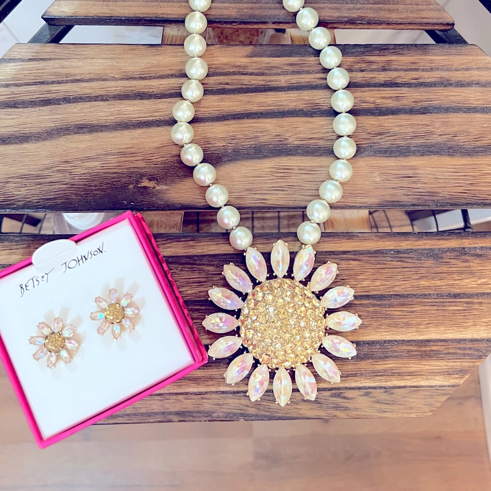 BETSEY JOHNSON RARE Large WHITE Petals Daisy & Pearls Necklace w/Earrings NWT - Picture 7 of 16